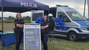 uczestnicy dożynek z mieleckimi policjantami