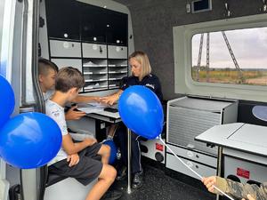 uczestnicy dożynek z mieleckimi policjantami