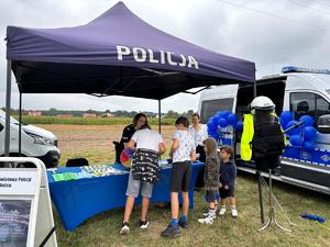 uczestnicy dożynek z mieleckimi policjantami