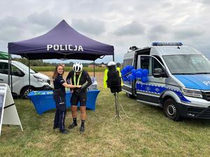 uczestnicy dożynek z mieleckimi policjantami