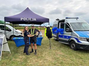 uczestnicy dożynek z mieleckimi policjantami