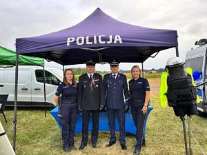 uczestnicy dożynek z mieleckimi policjantami