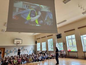 policjantki i policjanci podczas prelekcji Bezpieczna DROGA DO SZKOŁY&quot;