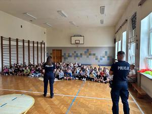 policjantki i policjanci podczas prelekcji Bezpieczna DROGA DO SZKOŁY&quot;