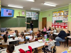 policjantki i policjanci podczas prelekcji Bezpieczna DROGA DO SZKOŁY&quot;