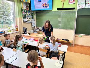 policjantki i policjanci podczas prelekcji Bezpieczna DROGA DO SZKOŁY&quot;