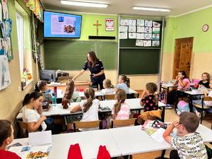 policjantki i policjanci podczas prelekcji Bezpieczna DROGA DO SZKOŁY&quot;