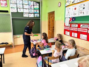 policjantki i policjanci podczas prelekcji Bezpieczna DROGA DO SZKOŁY&quot;