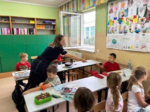 policjantki i policjanci podczas prelekcji Bezpieczna DROGA DO SZKOŁY&quot;