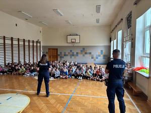 policjantki i policjanci podczas prelekcji Bezpieczna DROGA DO SZKOŁY&quot;