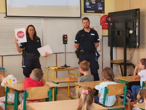 Dzieci z SP na 1 w Mielcu, nauczycielki i funkcjonariusze Policji podczas prelekcji