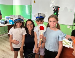 uczniowie i policjanci podczas prelekcji