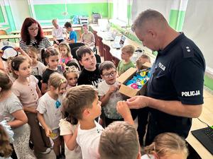 uczniowie i policjanci podczas prelekcji