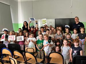 uczniowie i policjanci podczas prelekcji