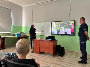 uczniowie i policjanci podczas prelekcji