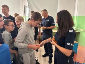 uczniowie i policjanci podczas prelekcji