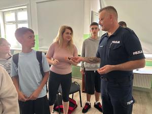 uczniowie i policjanci podczas prelekcji