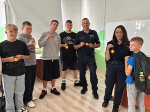 uczniowie i policjanci podczas prelekcji