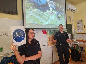uczniowie i policjanci podczas prelekcji