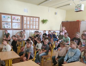 uczniowie i policjanci podczas prelekcji