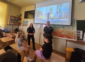 uczniowie i policjanci podczas prelekcji