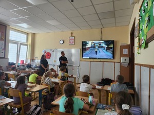 uczniowie i policjanci podczas prelekcji