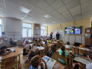 uczniowie i policjanci podczas prelekcji