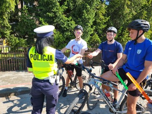 policjantki rozdające podczas działań NURD odblaski