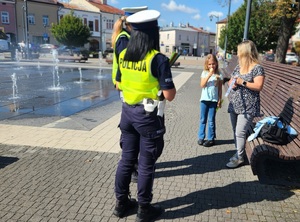 policjantki rozdające podczas działań NURD odblaski