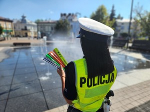 policjantki rozdające podczas działań NURD odblaski