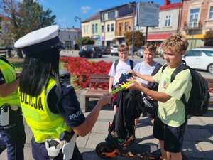 policjantki rozdające podczas działań NURD odblaski