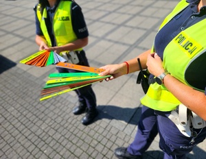 policjantki rozdające podczas działań NURD odblaski