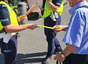 policjantki rozdające podczas działań NURD odblaski