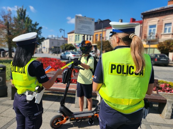policjantu\ki podczas działań nurd