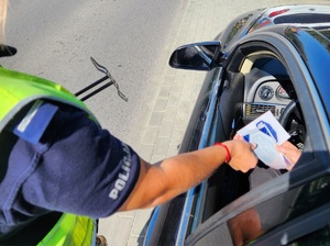 policjantki rozdają ulotki "Mistrzu Zwolnij" w ramach kampanii , podczas kontroli kierujących