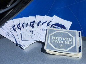 policjantki rozdają ulotki "Mistrzu Zwolnij" w ramach kampanii , podczas kontroli kierujących