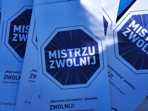 policjantki rozdają ulotki "Mistrzu Zwolnij" w ramach kampanii , podczas kontroli kierujących