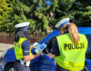 policjantki rozdają ulotki "Mistrzu Zwolnij" w ramach kampanii , podczas kontroli kierujących