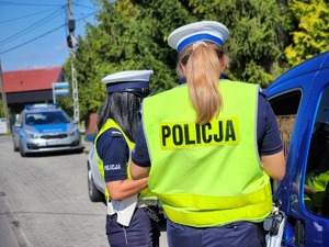 policjantki rozdają ulotki "Mistrzu Zwolnij" w ramach kampanii , podczas kontroli kierujących