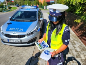 policjantki rozdają ulotki &quot;Mistrzu Zwolnij&quot; w ramach kampanii , podczas kontroli kierujących