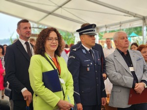 uczestnicy przedsięwzięcia z policjantami