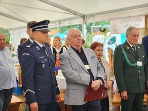 uczestnicy przedsięwzięcia z policjantami