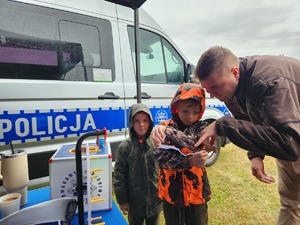 uczestnicy przedsięwzięcia z policjantami