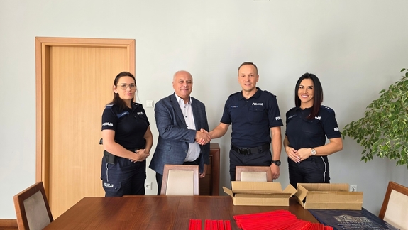 policjanci i Dyrektor WORD Tarnobrzeg podczas przekazania odblasków