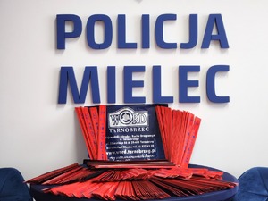 policjanci i Dyrektor WORD Tarnobrzeg podczas przekazania odblasków