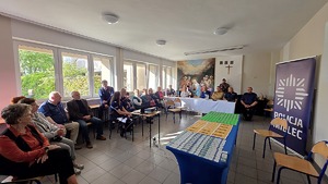 uczestnicy debaty i policjanci