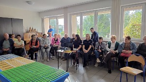 uczestnicy debaty i policjanci