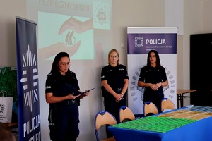 uczestnicy debaty i policjanci