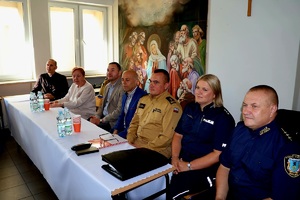 uczestnicy debaty i policjanci