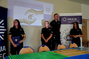 uczestnicy debaty i policjanci